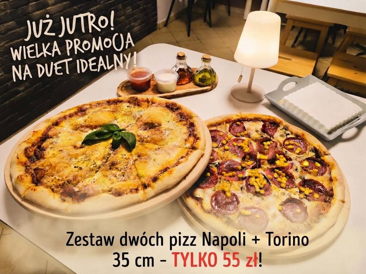 Pizze Napoli i Torino na drewnianych deskach w lokalu Bella Mąka. Napis: „Już jutro! Wielka promocja na duet idealny! Zestaw dwóch pizz Napoli + Torino 35 cm – tylko 55 zł!”