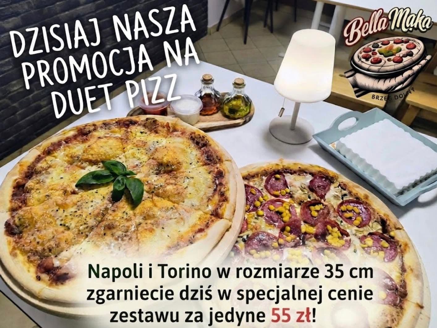 Pizze Napoli i Torino na drewnianych deskach w lokalu Bella Mąka. Napis: „Dzisiaj nasza promocja na duet pizz. Napoli i Torino w rozmiarze 35 cm zgarniecie dziś w specjalnej cenie zestawu za jedyne 55 zł!”