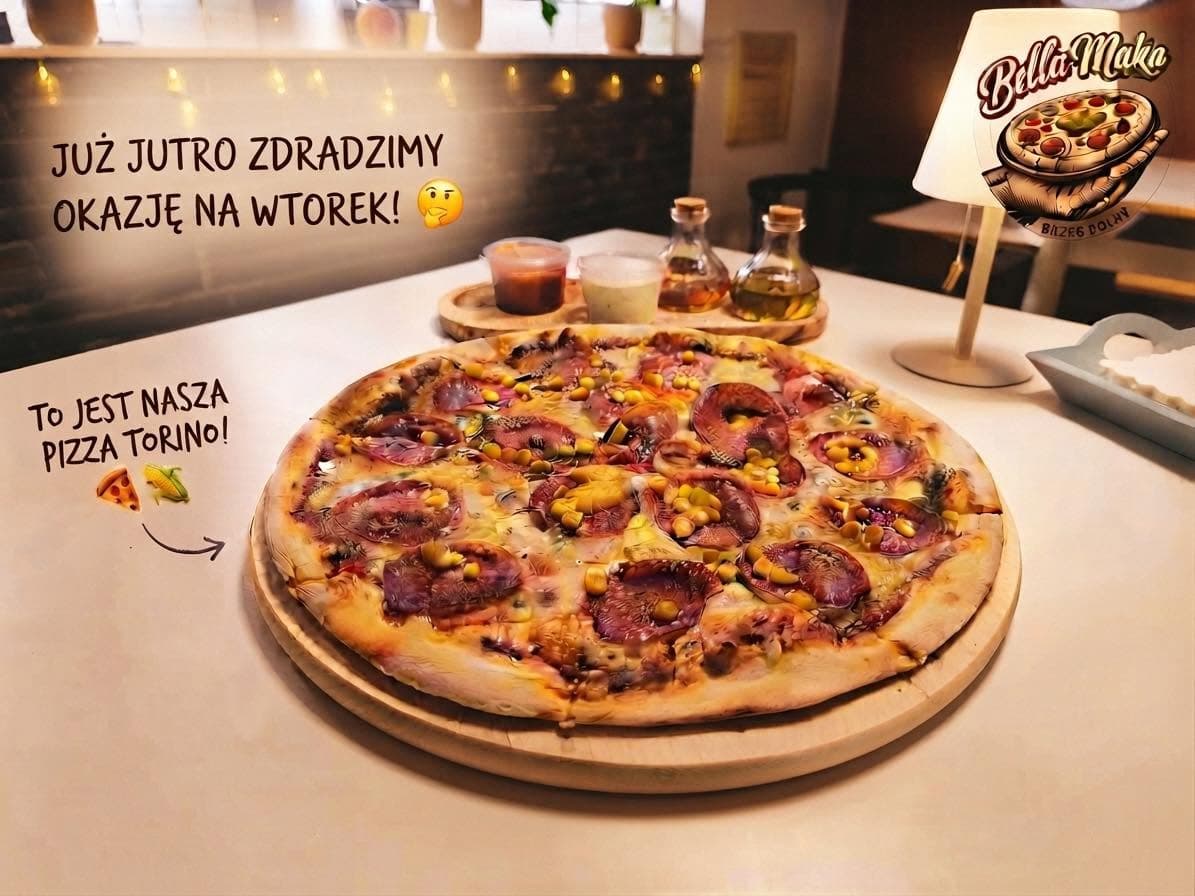 Pizza Torino z salami i kukurydzą na drewnianej desce w lokalu Bella Mąka. Napisy: „Już jutro zdradzimy okazję na wtorek!” oraz „To jest nasza pizza Torino!”